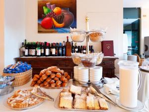 ein Tisch mit Brot und anderen Lebensmitteln darauf in der Unterkunft Hotel Albatros in Piano di Sorrento