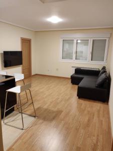 Μια τηλεόραση ή/και κέντρο ψυχαγωγίας στο Apartamentos Mirador de Grañón