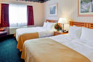 Postel nebo postele na pokoji v ubytování Clarion Suites Anchorage Downtown
