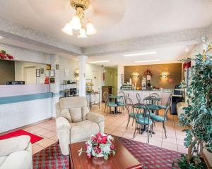 ドーサンにあるEcono Lodge Dothan Westのソファとテーブルのあるリビングルーム