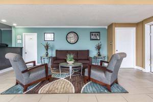 a living room with two chairs and a table at Quality Inn Downtown Historic District in Mobile