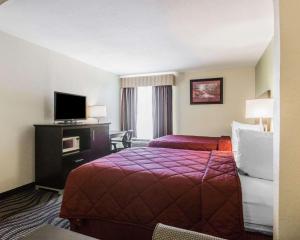 Ліжко або ліжка в номері Quality Inn & Suites near Coliseum and Hwy 231 North
