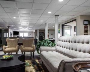 a living room with a couch and chairs at Quality Inn Florence Muscle Shoals in Florence