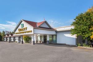 um edifício com uma placa de Walmart num parque de estacionamento em Quality Inn & Conference Centre em Orillia