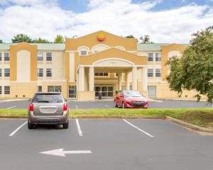 a building with two cars parked in a parking lot at Comfort Inn Birmingham - Irondale in Birmingham