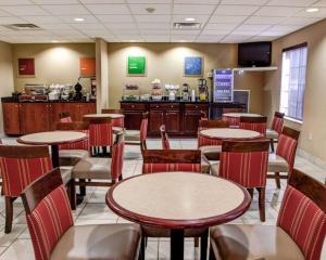 a restaurant with tables and chairs and a counter at Comfort Suites Gadsden Attalla in Gadsden