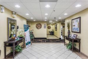 eine Lobby eines Fast-Food-Restaurants mit zwei Tischen in der Unterkunft Comfort Inn Decatur Priceville in Decatur + 30 Fotos