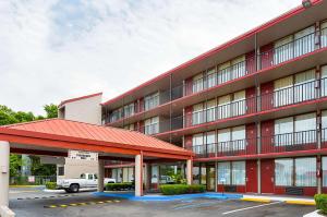 un gran edificio rojo con aparcamiento en Parkway Inn of Birmingham, en Birmingham