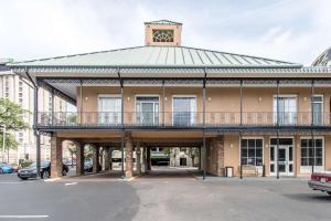 a building with a balcony on top of it at Quality Inn Downtown Historic District in Mobile
