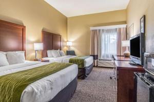 Comfort Inn and Suites - Tuscumbia/Muscle Shoals tesisinde bir odada yatak veya yataklar