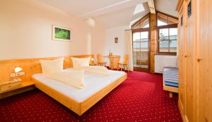 Łóżko lub łóżka w pokoju w obiekcie Hotel Reitlwirt