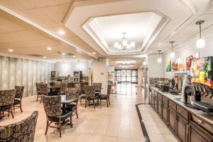 אזור ישיבה ב-Quality Inn Alexander City