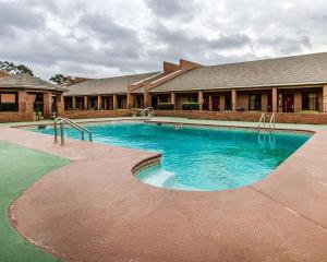 una piscina frente a una casa en Econo Lodge Inn & Suites Enterprise, en Enterprise