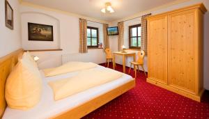 Łóżko lub łóżka w pokoju w obiekcie Hotel Reitlwirt