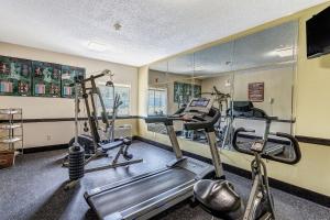 einen Fitnessraum mit zwei Laufbändern und einem Spiegel in der Unterkunft Comfort Inn Decatur Priceville in Decatur