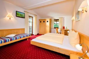 Łóżko lub łóżka w pokoju w obiekcie Hotel Reitlwirt