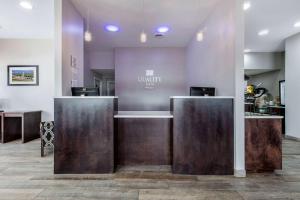 a lobby with a bar with a counter top at Quality Inn Athens I-65 - Huntsville Area West in Athens