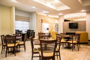 מסעדה או מקום אחר לאכול בו ב-Sleep Inn & Suites Marion - Military Institute