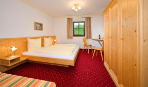 Łóżko lub łóżka w pokoju w obiekcie Hotel Reitlwirt