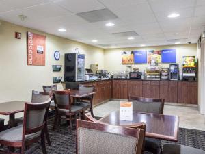 ein Restaurant mit Tischen und Stühlen und einer Theke in der Unterkunft Comfort Inn Decatur Priceville in Decatur
