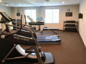 einen Fitnessraum mit mehreren Trainingsgeräten in einem Raum in der Unterkunft Sleep Inn & Suites near Liberty Place I-65 in Evergreen