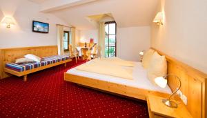 Łóżko lub łóżka w pokoju w obiekcie Hotel Reitlwirt
