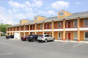 アルバートビルにあるQuality Inn Albertville US 431の駐車場に車が駐車されている大きな建物