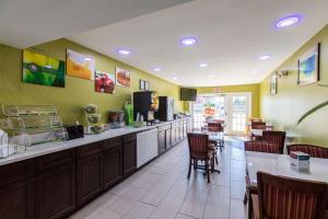 a fast food restaurant with a counter and chairs at Quality Inn Albertville US 431 in Albertville