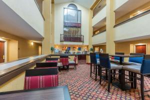 a restaurant with tables and chairs and a bar at Comfort Inn & Suites Jasper Hwy 78 West in Jasper