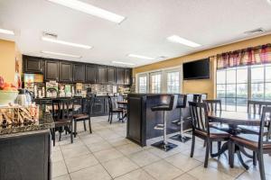 een restaurant met tafels en stoelen in een keuken bij Quality Inn Bessemer I-20 exit 108 in Bessemer