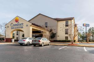 two cars parked in a parking lot in front of a restaurant at Comfort Inn & Suites Jasper Hwy 78 West in Jasper