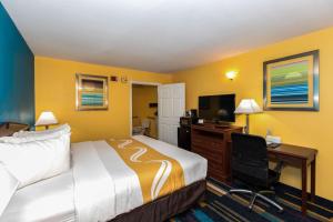 アルバートビルにあるQuality Inn Albertville US 431のベッドと机とパソコンが備わったホテルの部屋