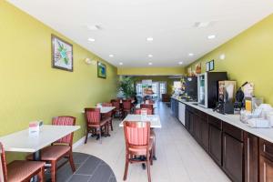 アルバートビルにあるQuality Inn Albertville US 431のテーブルと椅子のあるファーストフードレストラン +8枚の写真