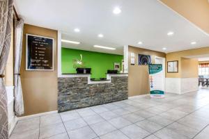 een fastfoodrestaurant met een groene muur bij Quality Inn Bessemer I-20 exit 108 in Bessemer +22 foto's