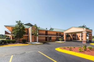 ein leerer Parkplatz vor einem Hotel in der Unterkunft Econo Lodge in Decatur