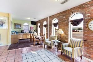 a kitchen and living room with a brick wall at Econo Lodge Jonesboro in Jonesboro