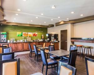 un restaurante con mesas, sillas y una barra en Quality Inn & Suites Birmingham - Highway 280, en Birmingham