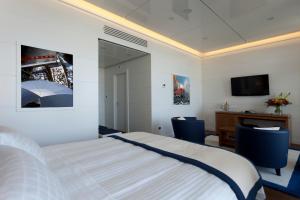Кровать или кровати в номере Albergo Yacht Club Marina Di Loano +45 фотографий