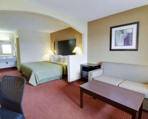 una camera d'albergo con letto e divano di Quality Inn & Suites Clarksville a Clarksville