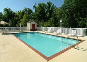 una piscina con 2 sillas y una valla en Quality Inn & Suites I-40 East en North Little Rock
