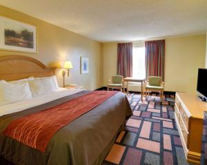 a hotel room with a bed and a desk at Quality Inn & Suites Malvern in Malvern