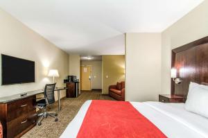Giường trong phòng chung tại Comfort Suites Bentonville - Rogers