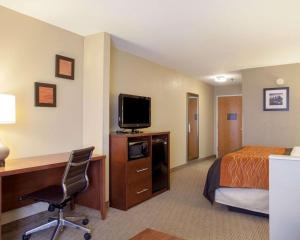 TV at/o entertainment center sa Quality Inn & Suites I-40 East