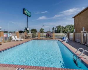 een zwembad in een hotel bij Quality Inn West Memphis I-40 in West Memphis
