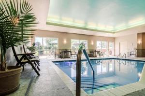 Comfort Suites Bentonville - Rogers في بنتونفيل: مسبح في فندق فيه محطه