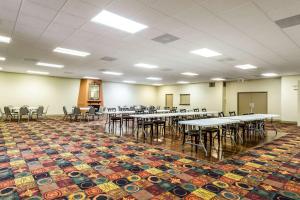 Quality Inn & Conference Center في Heber Springs: غرفه كبيره فيها طاولات وكراسي