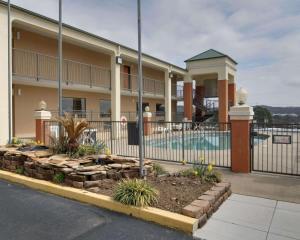 un edificio con una piscina di fronte di Quality Inn & Suites Clarksville a Clarksville