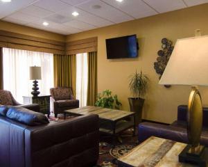 A seating area at Affordable Suites of America Rogers - Bentonville