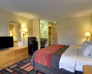 Quality Inn & Suites Malvern tesisinde bir odada yatak veya yataklar