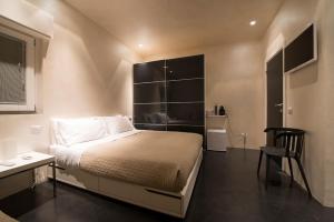 a bedroom with a bed and a table and a chair at B&B Lounge in Porto SantʼElpidio